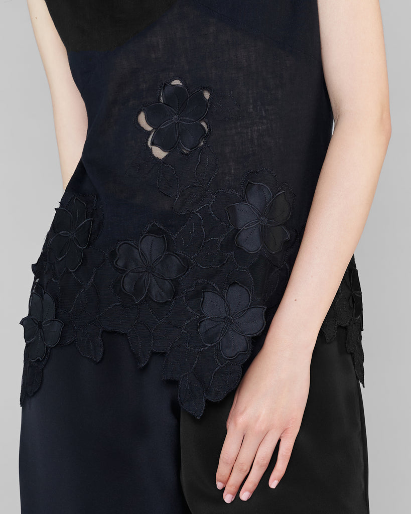 Floral appliques make up the front hem, adding dimensionality and style to the Dana Pisarra top